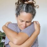 Vom-Kopf-in-den-Koerper-3somatische-Uebung-Selbstumarmung.